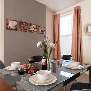 Holiday home 3 Bedroom-5 Beds Newland Ave King's Palace Leisure-contractor-heart Of Hull Amenities United Kingdom